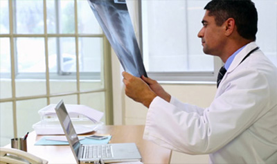 lavorare come medico, medico che controlla le lastre