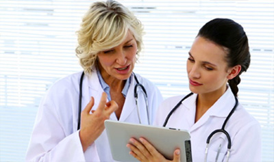 medico che visita i suoi pazienti